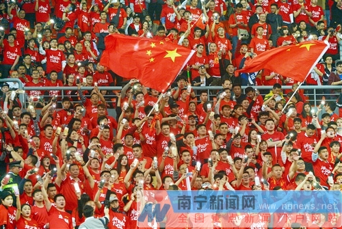  莱切主场氛围火爆，球迷助威激发斗志